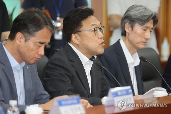 Kim Byoung-hwan (C), head of the Financial Services Commission, speaks during a meeting with officials from asset management firms in Seoul on Sept. 5, 2024. (Yonhap)