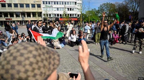 FILE - Counter-demonstrators and police officers gather at Gustav Adolfs Torg on the occasion of a public gathering where the organizer intends to burn a Koran, in Malmo, Sweden, May 3, 2024. (TT News Agency Johan Nilsson via Reuters) 