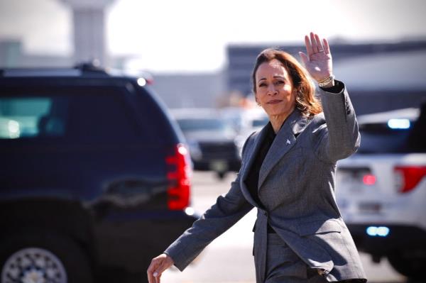 Kamala Harris steps off Air Force Two.