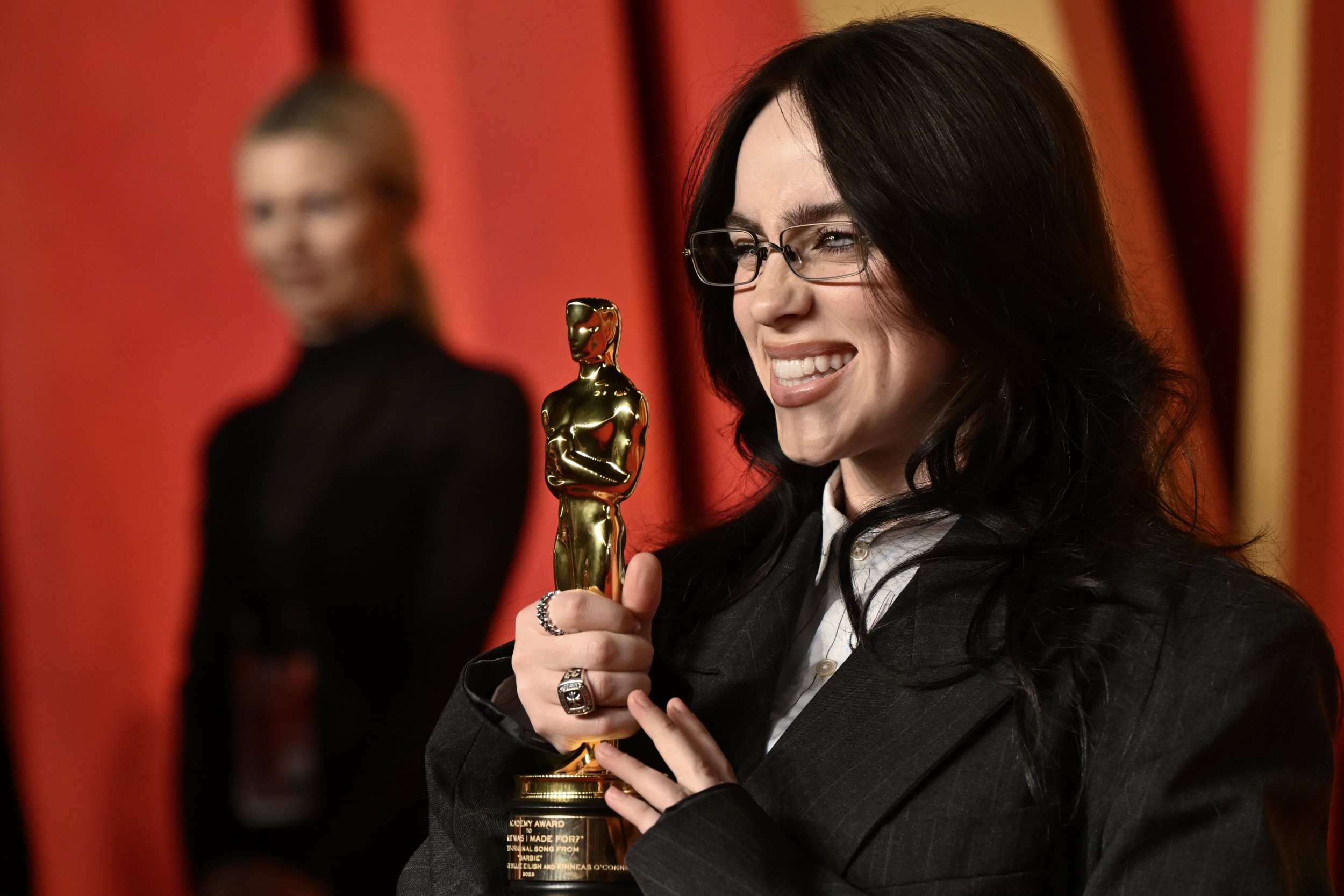 Billie Eilish holding oscar