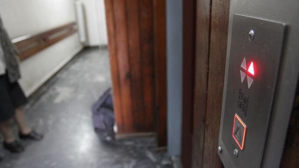 Do this, and the elevator will arrive much faster. An expert shares a simple trick