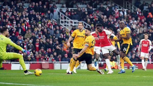 Arsenal beat Wolves to go four points clear at the top