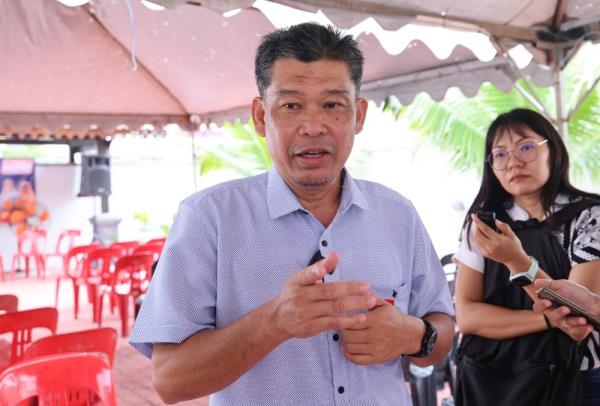 Nazri Abdul Rahman sworn in as Simpang Jeram assemblyman