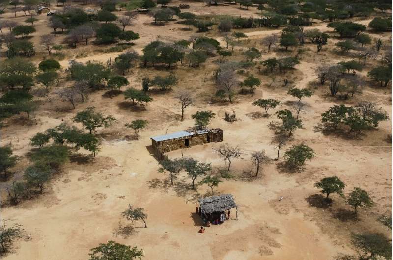 El Cerrejon是拉丁美洲最大的露天煤矿，占地面积超过69,000公顷，地形恶劣，也是半游牧部落Wayuu的家园，他们住在棚屋里，以牧场，小规模农业和渔业为生。