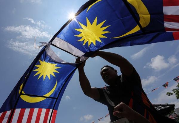 Perak cops arrest elderly man for hoisting Jalur Gemilang upside down at building 