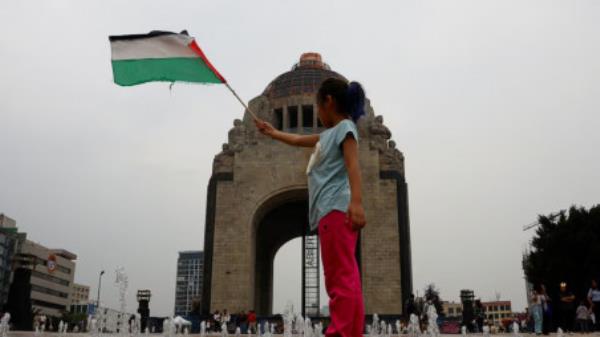 A girl holds up a Palestinian flag during a march ahead of the October 7 attack anniversary, amid the Israel-Hamas conflict, in Mexico City, Mexico, October 5, 2024. Photo: REUTERS/Daniel Becerril