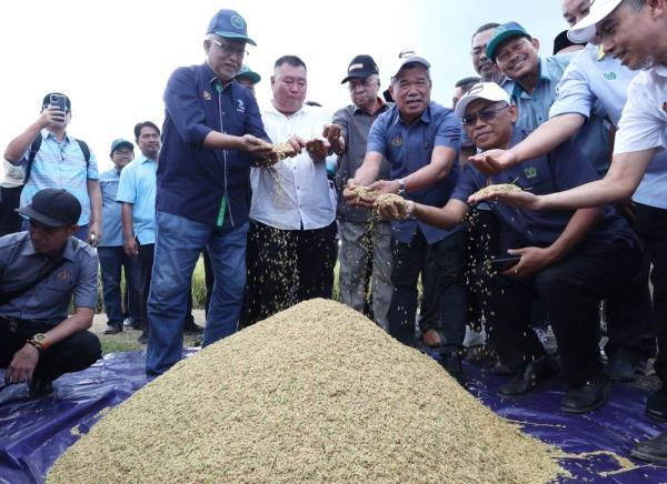 Mat Sabu: Agreement between farmers, good farming practices can boost paddy yields in Malaysia