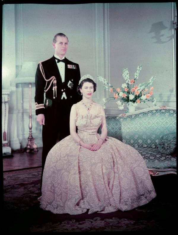 1952年,女王伊丽莎白二世和菲利普亲王在伦敦白金汉宫合影。
