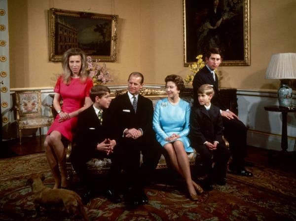 1972年,皇室一家在伦敦白金汉宫。从左到右:安妮公主、安德鲁王子、菲利普亲王、伊丽莎白女王、爱德华王子和查尔斯王子。