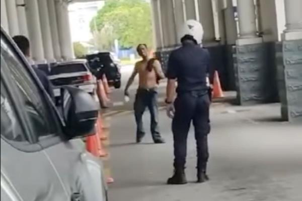 Cops: Man waving meat cleaver at Ipoh Railway Station arrested, has previous drug and criminal records (VIDEO)