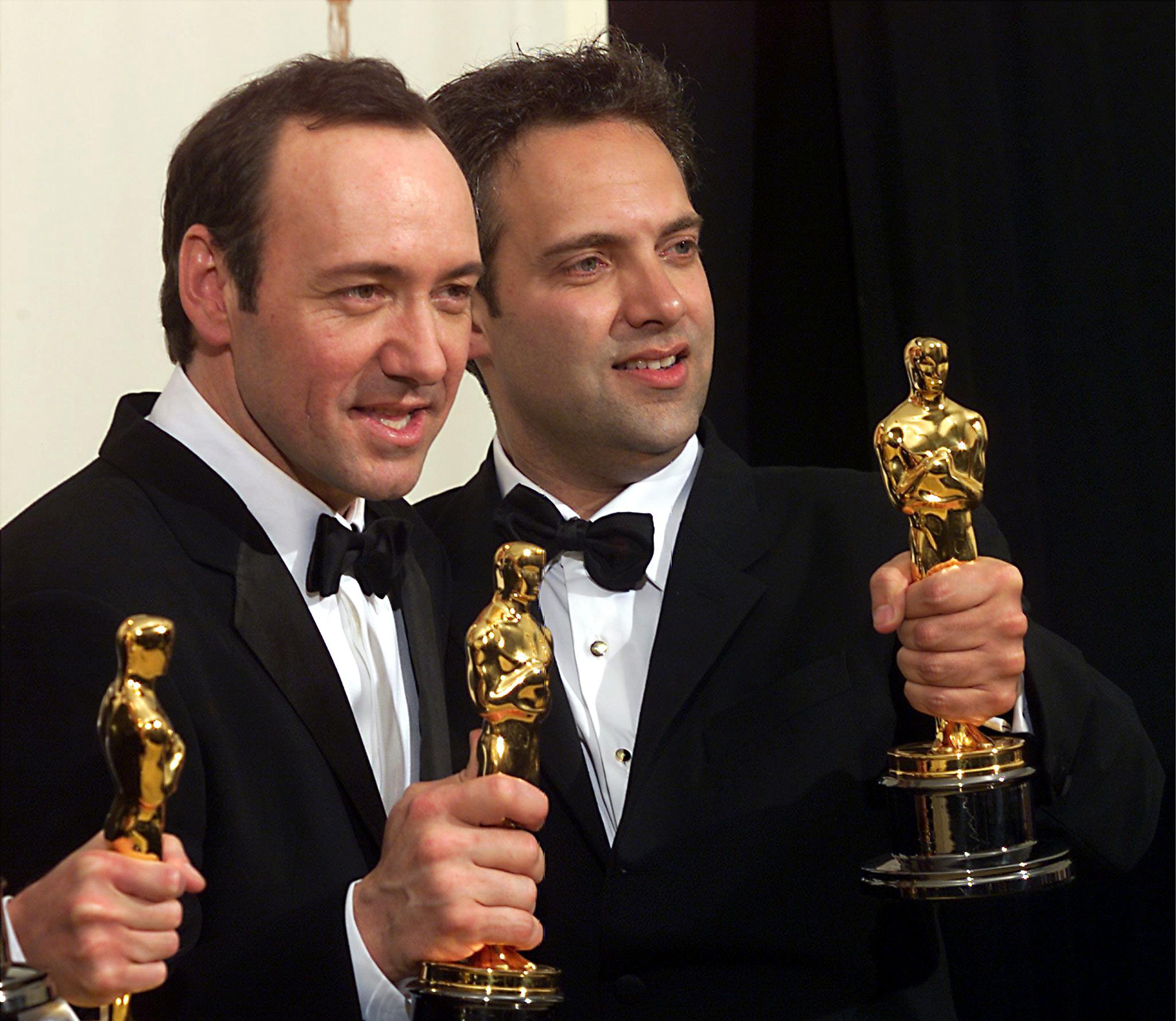 Actor Kevin Spacey (L) and director Sam Mendes (R) hold their Oscars for Best Actor and Best Director for American Beauty