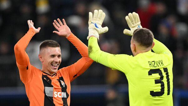 Sikan scores to give Shakhtar shock win against Barcelona
