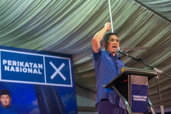 Azmin hits out at his former boss Anwar after Zahid's DNAA, accuses PM of forgoing principles to stay in power