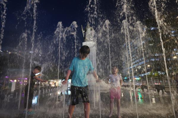 Children play at the fountain in Gwanghwamun Square in Seoul on Tuesday. (Yonhap)