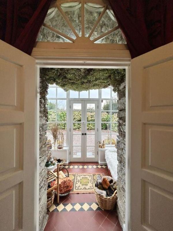  Utilising an old goal post net and dried hydrangeas from her garden, Instagram influencer Sharon Holland has created a ceiling installation in her porch.