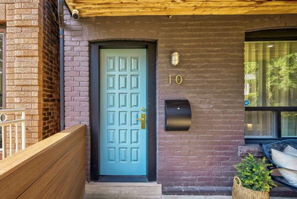 meghan markle toronto home suits