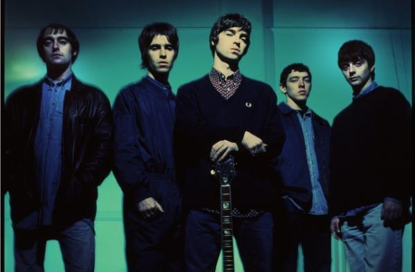 Oasis乐队的Paul Arthurs（又名Bonehead）、Liam Gallagher、Noel Gallagher、Tony McCarroll和Paul McGuigan为宣传摄影而摆姿势
