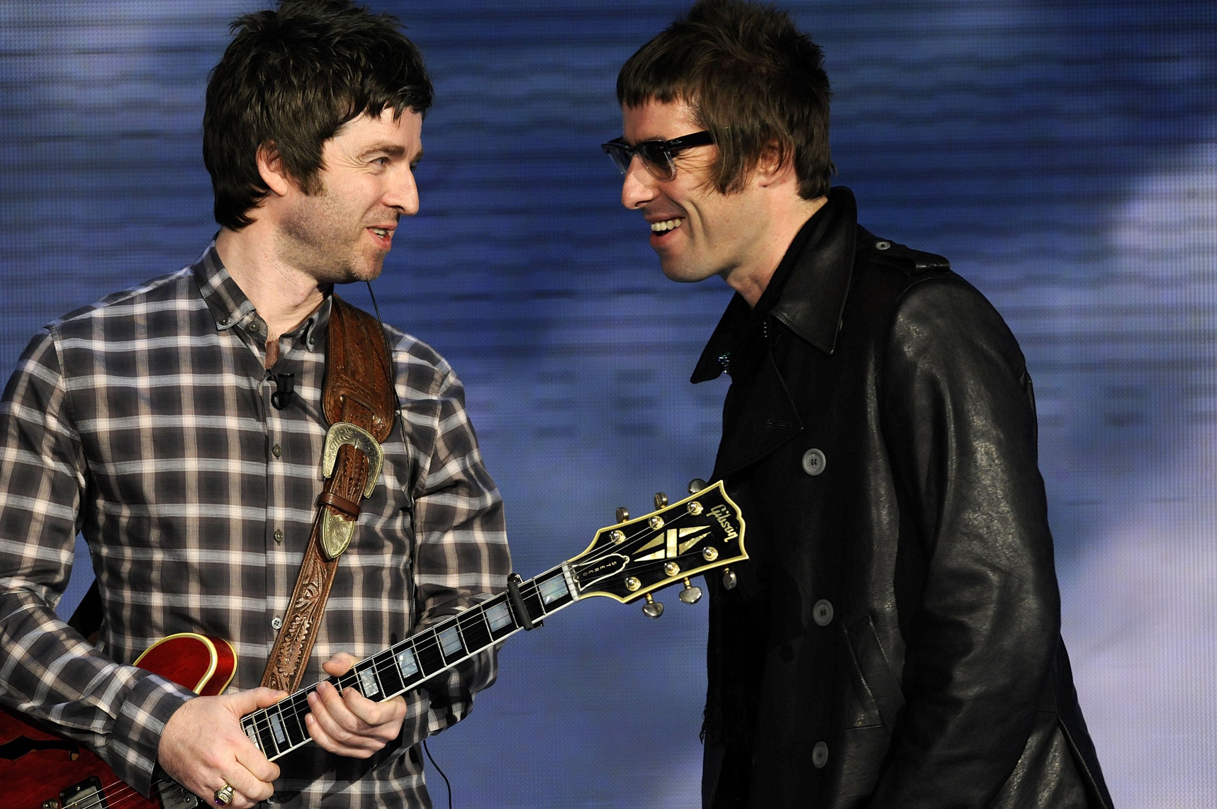 2008年舞台上微笑的Noel Gallagher和Liam Gallagher