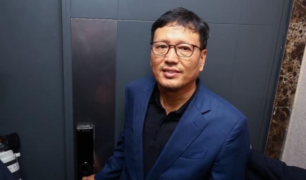 在这张2024年8月1日的资料照片中，Qoo10首席执行官具永培打开了他的家的门，因为检察官准备搜查他的家，作为调查Qoo10子公司TMON和WeMakePrice财务问题的一部分。(联合通讯社)