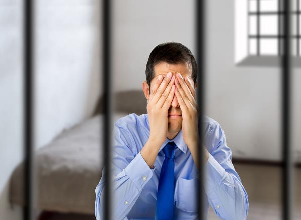 坐在监狱牢房里的男人