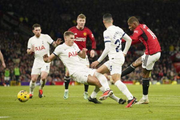 Manchester United's Marcus Rashford scores his side's second goal. (AP Photo/Dave Thompson) Manchester United's Marcus Rashford scores his side's second goal. (AP Photo/Dave Thompson)