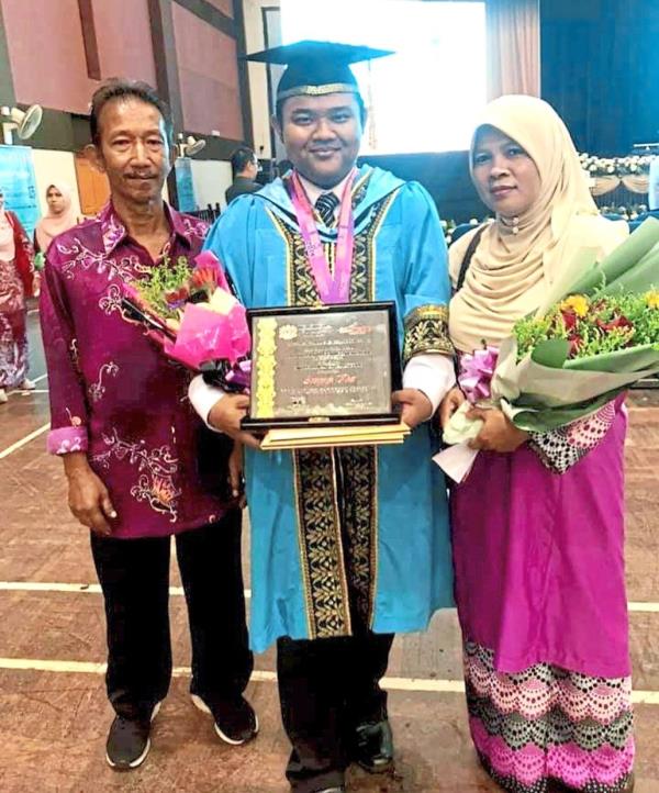 Hafiz with his parents, Wan Roslan Wan Omar (left) and Wan Zurina Wan Salin, who have been his pillars of strength.