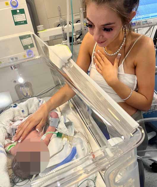 Posie in hospital with her sister.