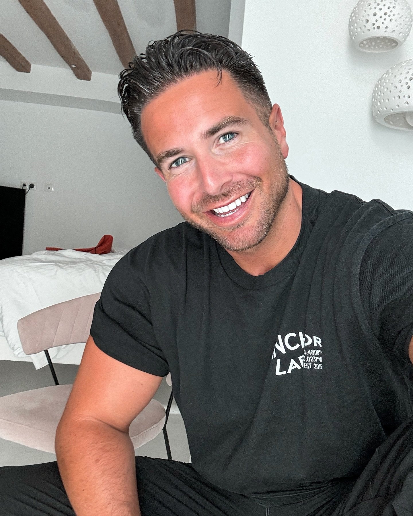 S Club Juniors star Aaron Renfree taking a selfie in a bedroom