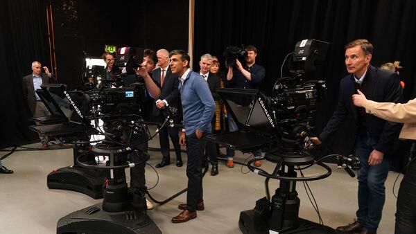 Rishi Sunak and Jeremy Hunt turn tables on media and get behind TV cameras
