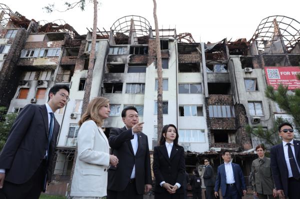 尹锡悦总统和第一夫人金健熙在结束对波兰华沙的国事访问后，突访乌克兰，周六参观了基辅附近伊尔平一处私人住宅的爆炸现场。(联合通讯社)