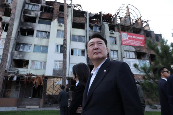 尹锡悦总统和第一夫人金健熙在结束对波兰华沙的国事访问后,突访乌克兰,视察基辅附近伊尔平一处私人住宅的爆炸现场。(联合通讯社)