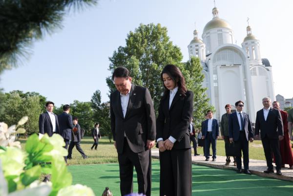 尹锡悦总统和第一夫人金健熙在上周六突访乌克兰,向基辅郊外布查的受害者墓地默哀,俄军在战争初期曾在此实施暴行。(联合通讯社)