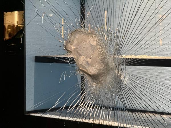 在东64街和麦迪逊大道的入室盗窃中,大锤砸窗户的场景。