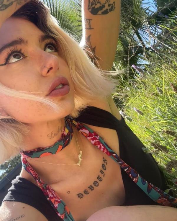 Slash's stepdaughter posing for a selfie outside.