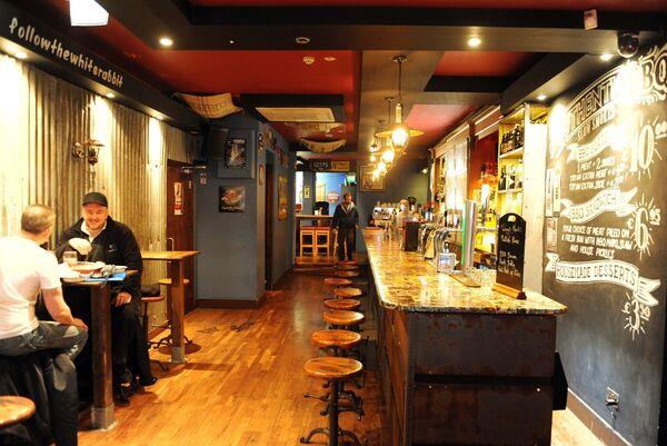 除了山山街的餐厅外，大白兔在滨海市场还有一家分店，在王子街还有一家熟食店，这些店将继续营业。文件图片：Des Barry