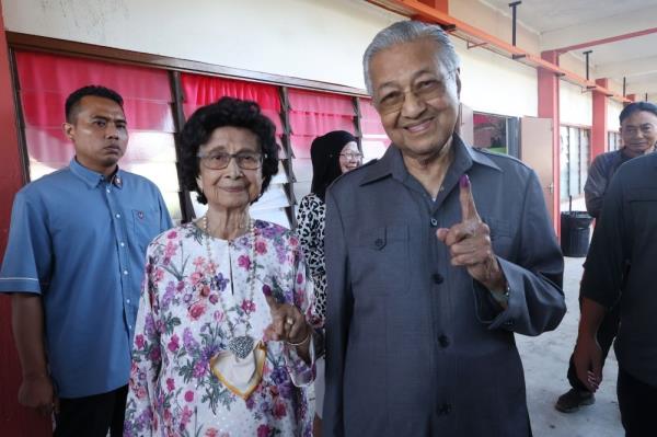 Dr Mahathir and wife Dr Siti Hasmah cast their ballots in Anak Bukit