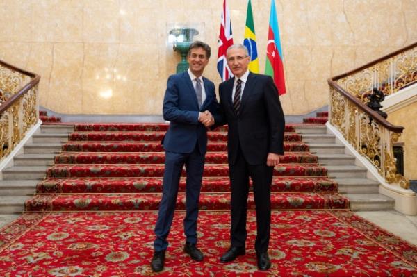 英国能源安全与净零国务大臣埃德·米利班德（左）在去年七月欢迎COP29指定总统穆赫塔尔·巴巴耶夫。能源再次优先于人权。(图片：英国政府)