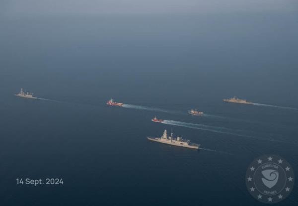 Red Sea Burning Tanker MV Sounio is being towed, European vessels provide Escort
