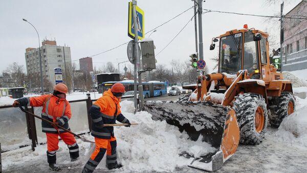 Disruption on roads and at airports as Moscow hit by heavy snow