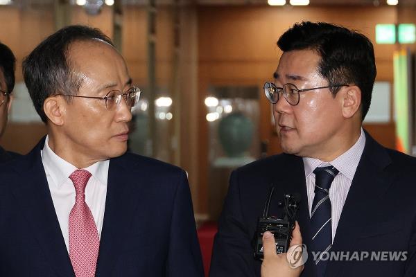 Choo Kyung-ho (L), floor leader of the ruling People Power Party, and his main opposition Democratic Party counterpart, Park Chan-dae, speak during a briefing at the National Assembly in Seoul on Sept. 9, 2024. (Yonhap)