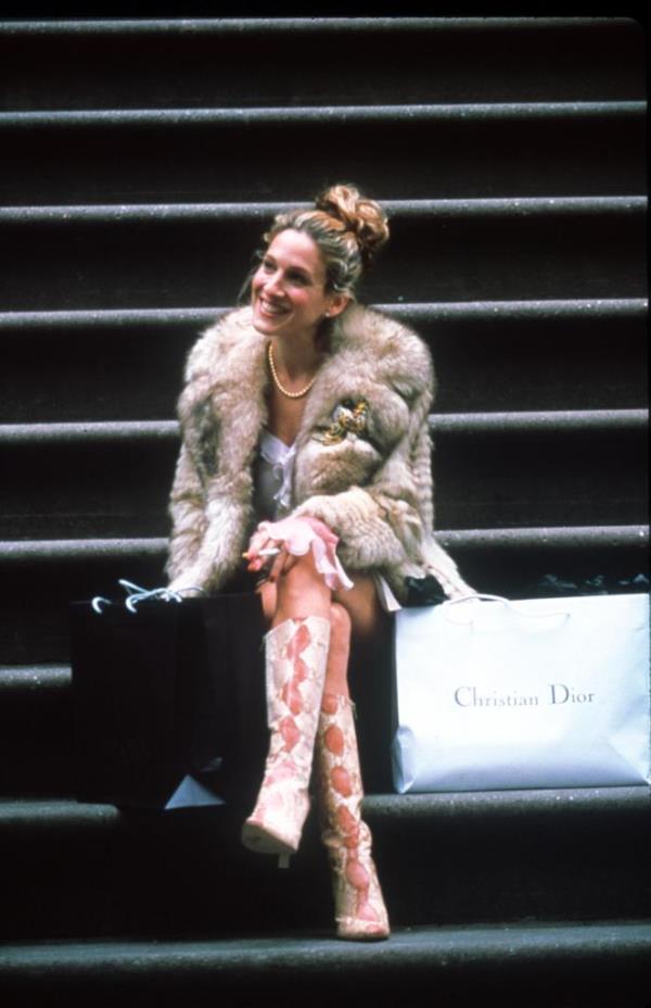 Actress Sarah Jessica Parker as Carrie in a scene from the Sex and the City third season, sitting on stairs with bags