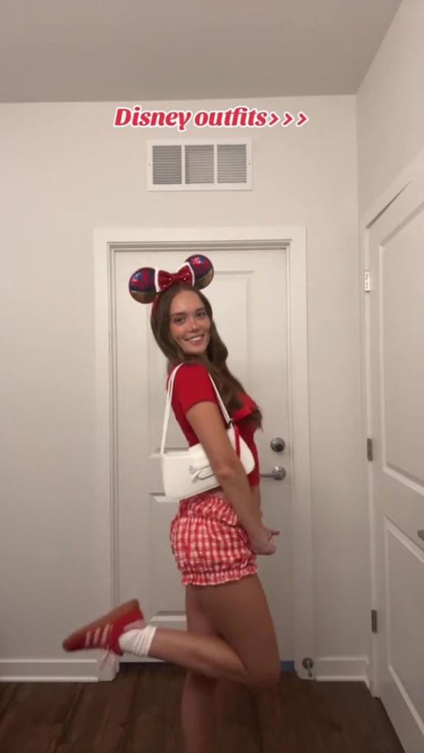 Jessie Lee, 21, in her "stripper" outfit on TikTok.