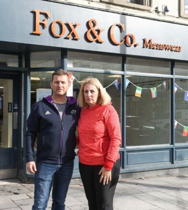 Fox & Co男装店的Damian和Laragh O'Brien在米德尔顿洪水后的清理工作中。图片来源:David Keane. Fox & Co男装店的Damian和Laragh O'Brien在米德尔顿洪水后的清理工作中。图片来源:David Keane.