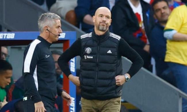 Manchester United manager Erik ten Hag shows his frustration at Selhurst Park.