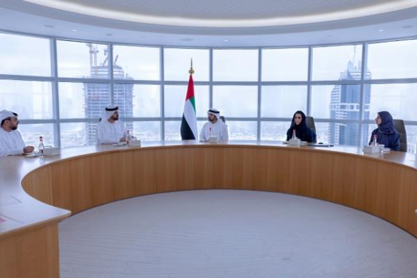 Hamdan bin Mohammed visits the headquarters of the Ministry of Cabinet Affairs and praises the unique working system of the UAE government.