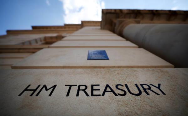 'HM Treasury'的黑色字母在砂岩建筑上。