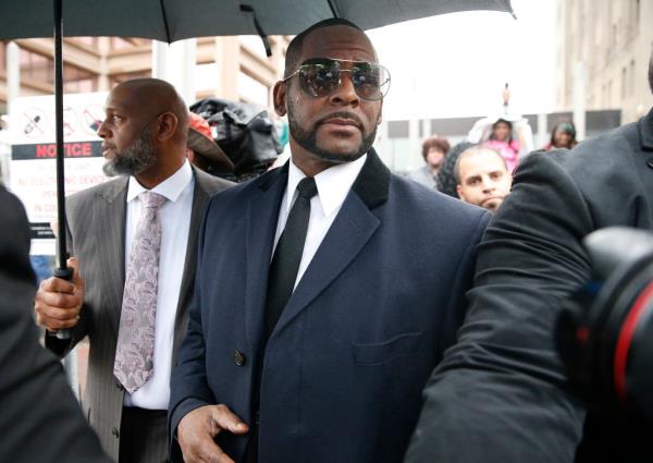 R. Kelly leaves the Leighton Courthouse on May 07, 2019 in Chicago, Illinois.
