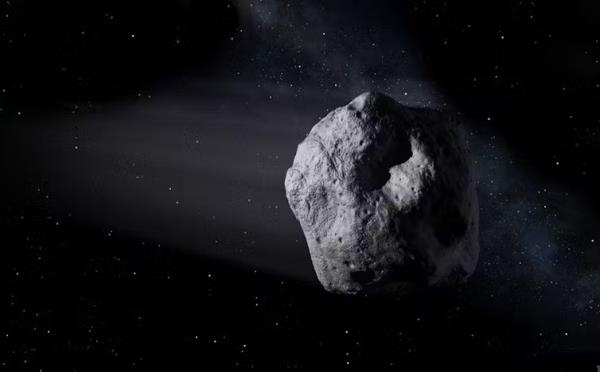 小行星：一个不规则的、灰色的岩石体 - 一个小行星 - 在太空的黑暗中飞行。