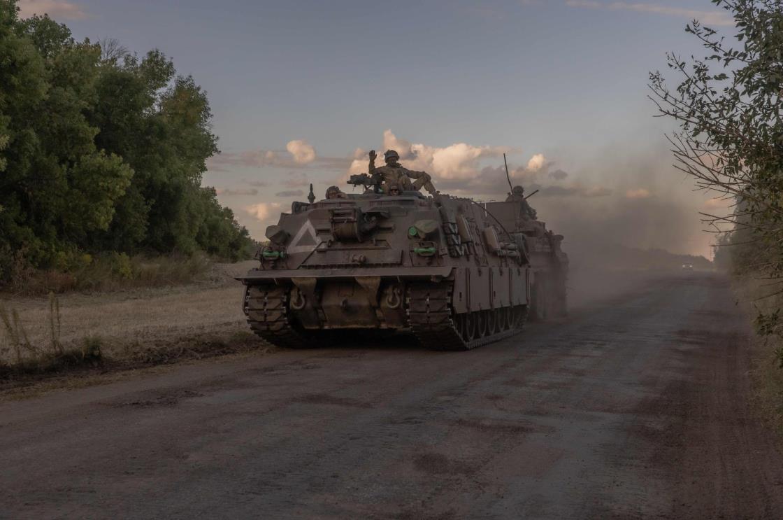 Ukrainian servicemen operate an armored military vehicle in the Sumy region, near the border with Russia, Aug. 12, 2024. (AFP Photo)