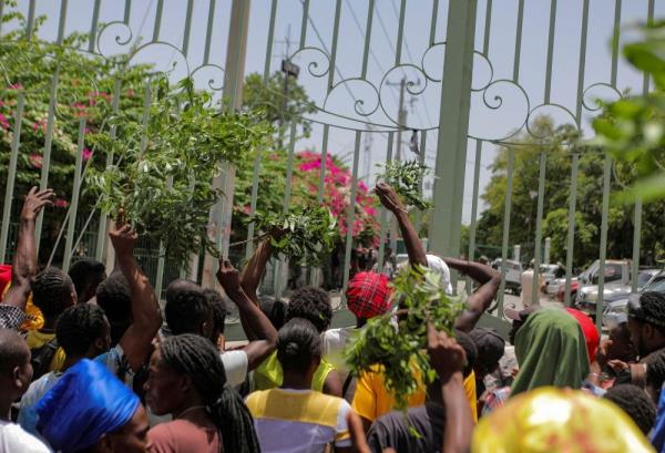 Haitians fleeing gangs set up camp around capital's main square
